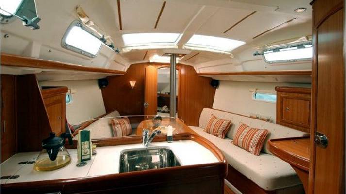 Oceanis 323