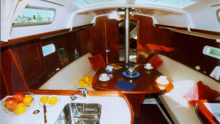 Oceanis 323