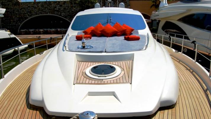 Yate Aicon 72 Proa