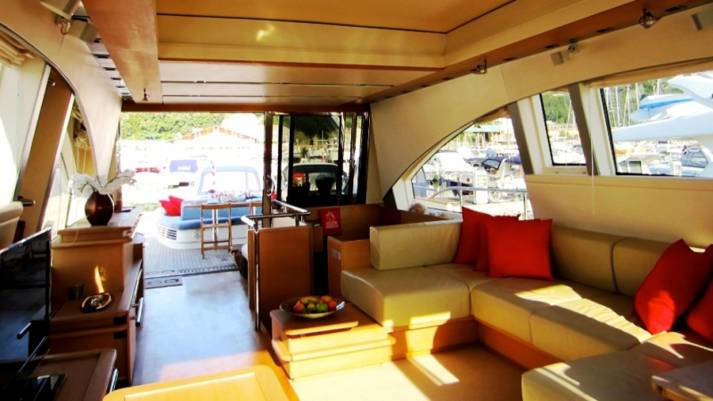 Yate Aicon 72 Salon Popa