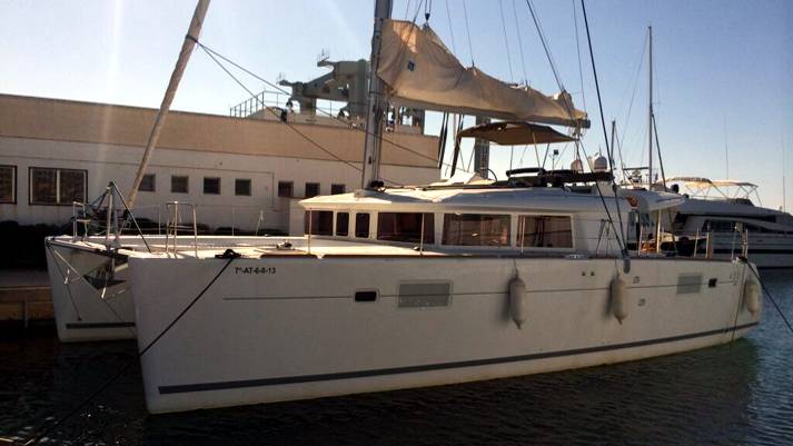 Lagoon 450 en puerto